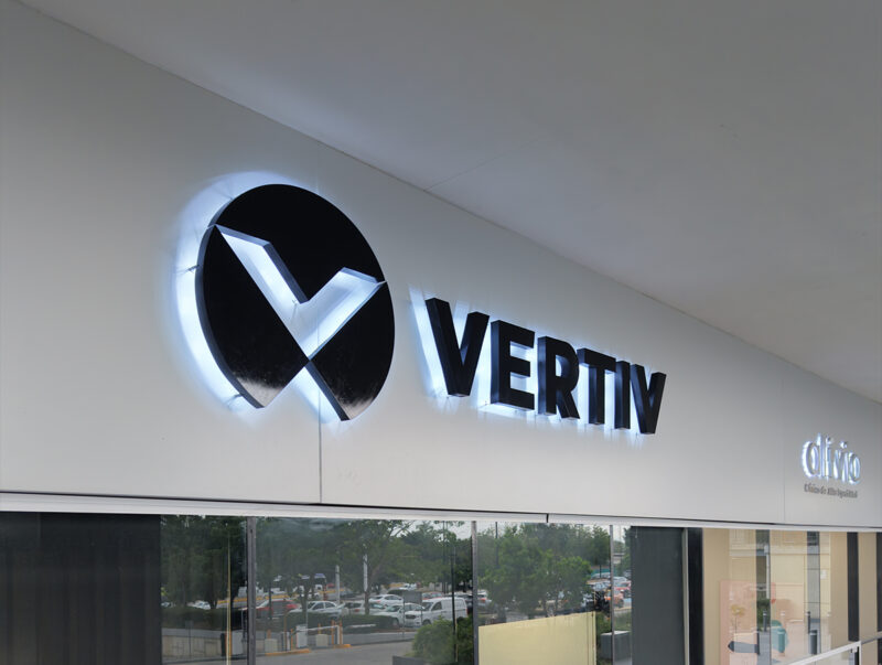 Vertiv. Anuncio luminoso letras 3D luz led.